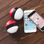 紅白ボールで結ばれた2台のスマホ