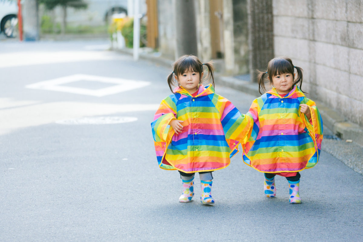 仲良く手をつないで散歩する双子の姉妹